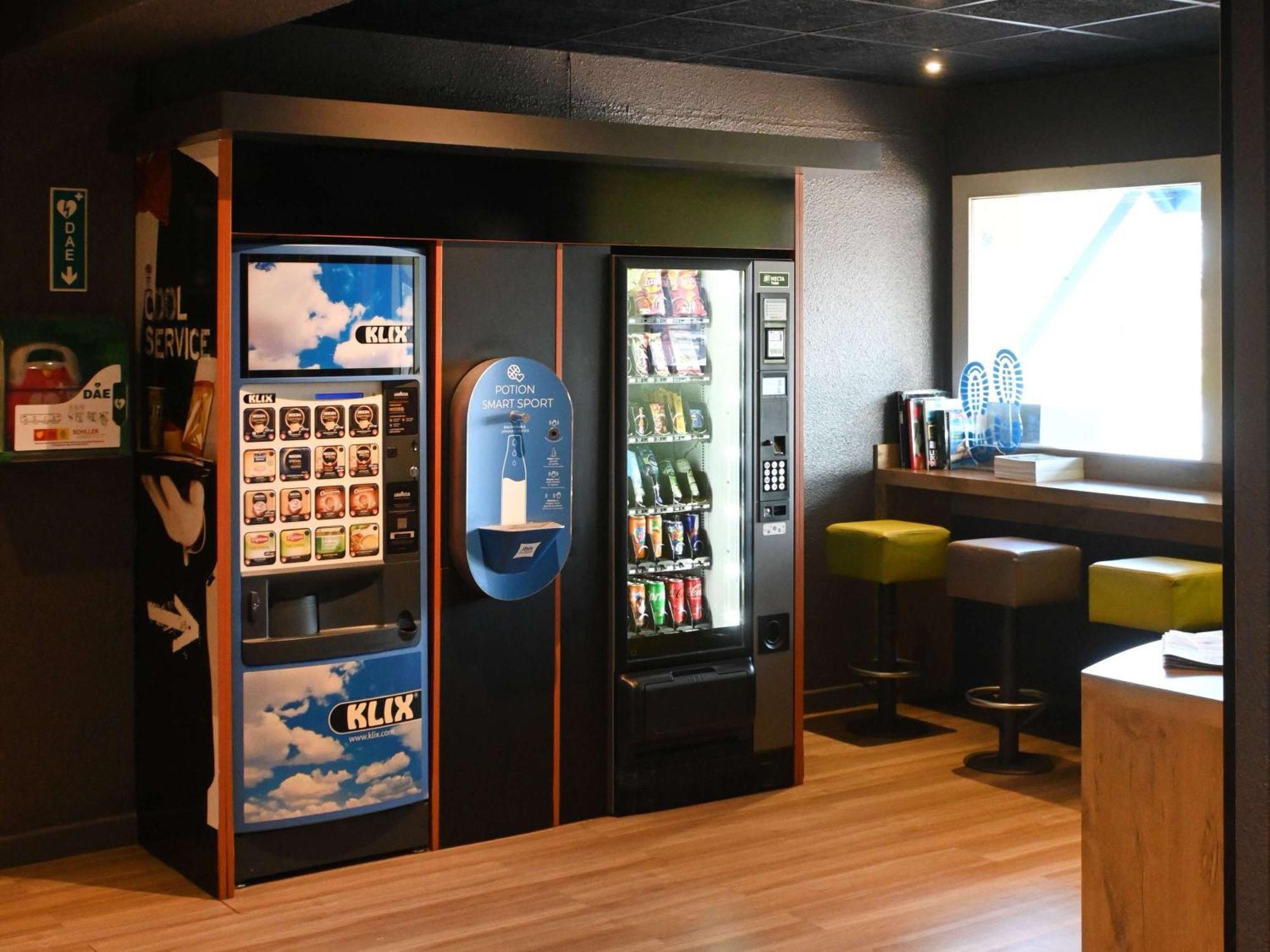 Hotel Ibis Budget Laval Bonchamp Les Laval Exterior photo
