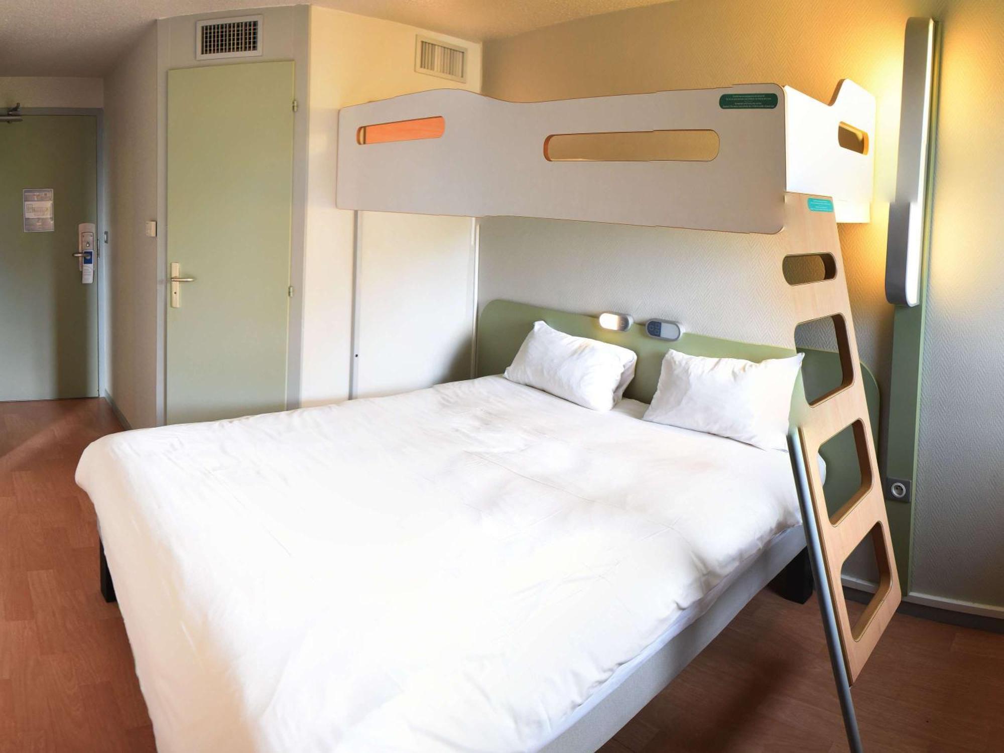 Hotel Ibis Budget Laval Bonchamp Les Laval Exterior photo