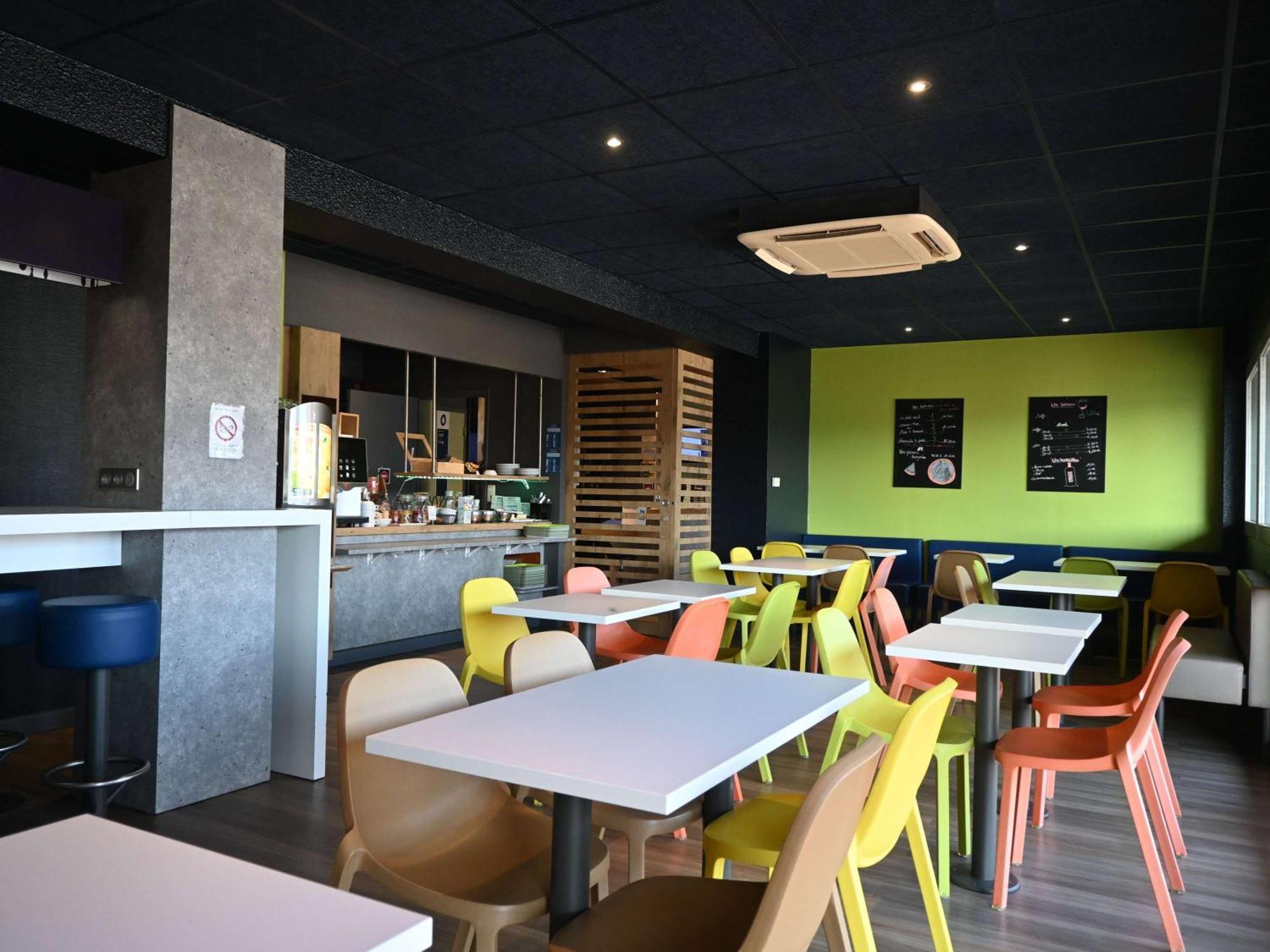 Hotel Ibis Budget Laval Bonchamp Les Laval Exterior photo