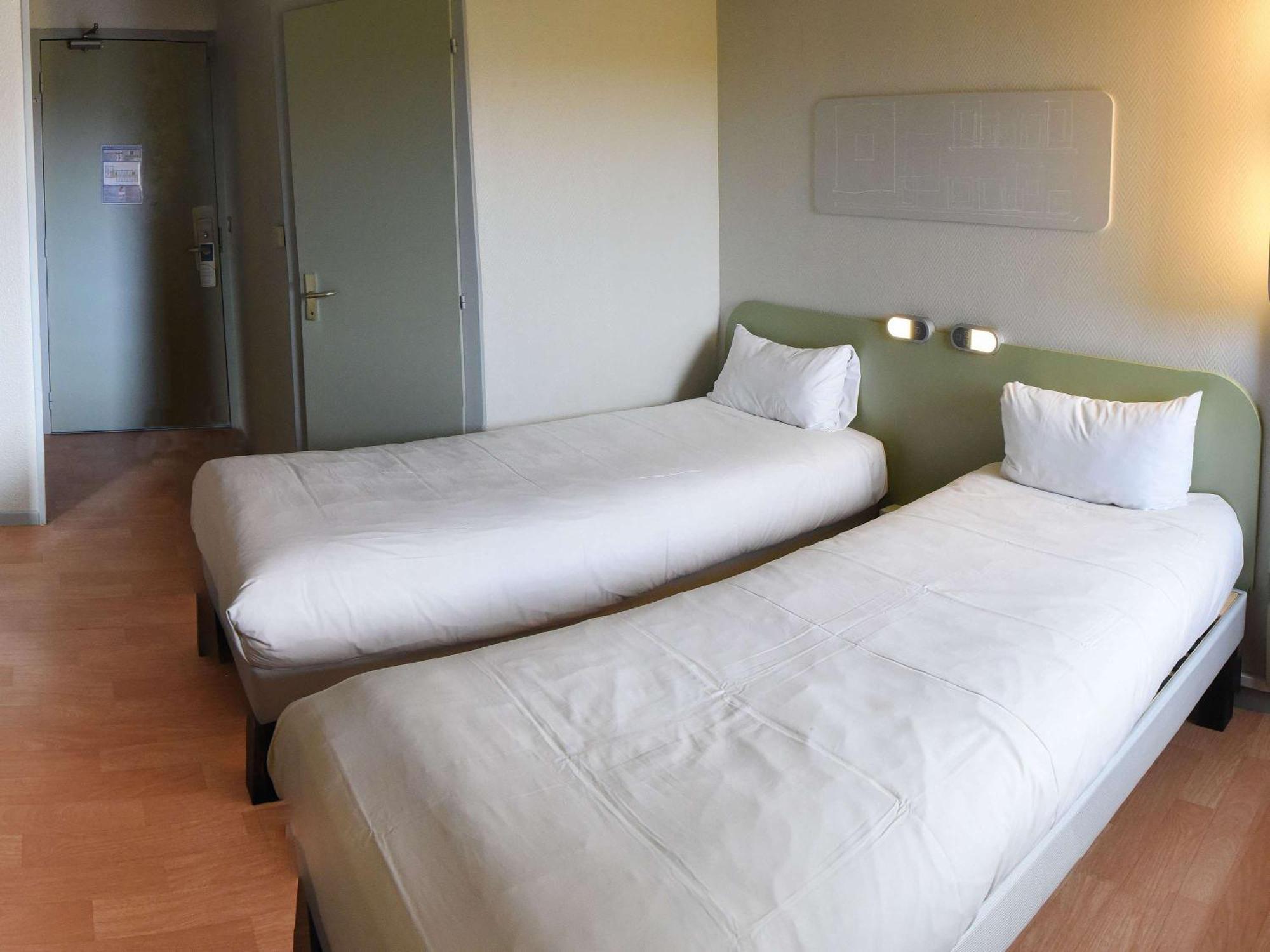 Hotel Ibis Budget Laval Bonchamp Les Laval Exterior photo