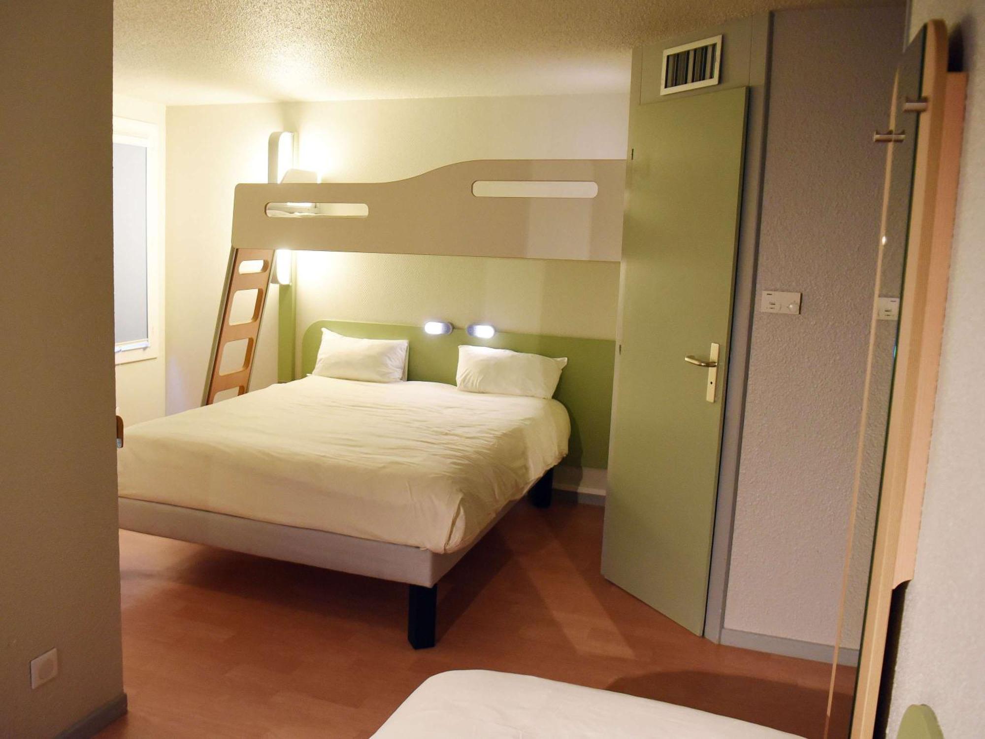 Hotel Ibis Budget Laval Bonchamp Les Laval Exterior photo
