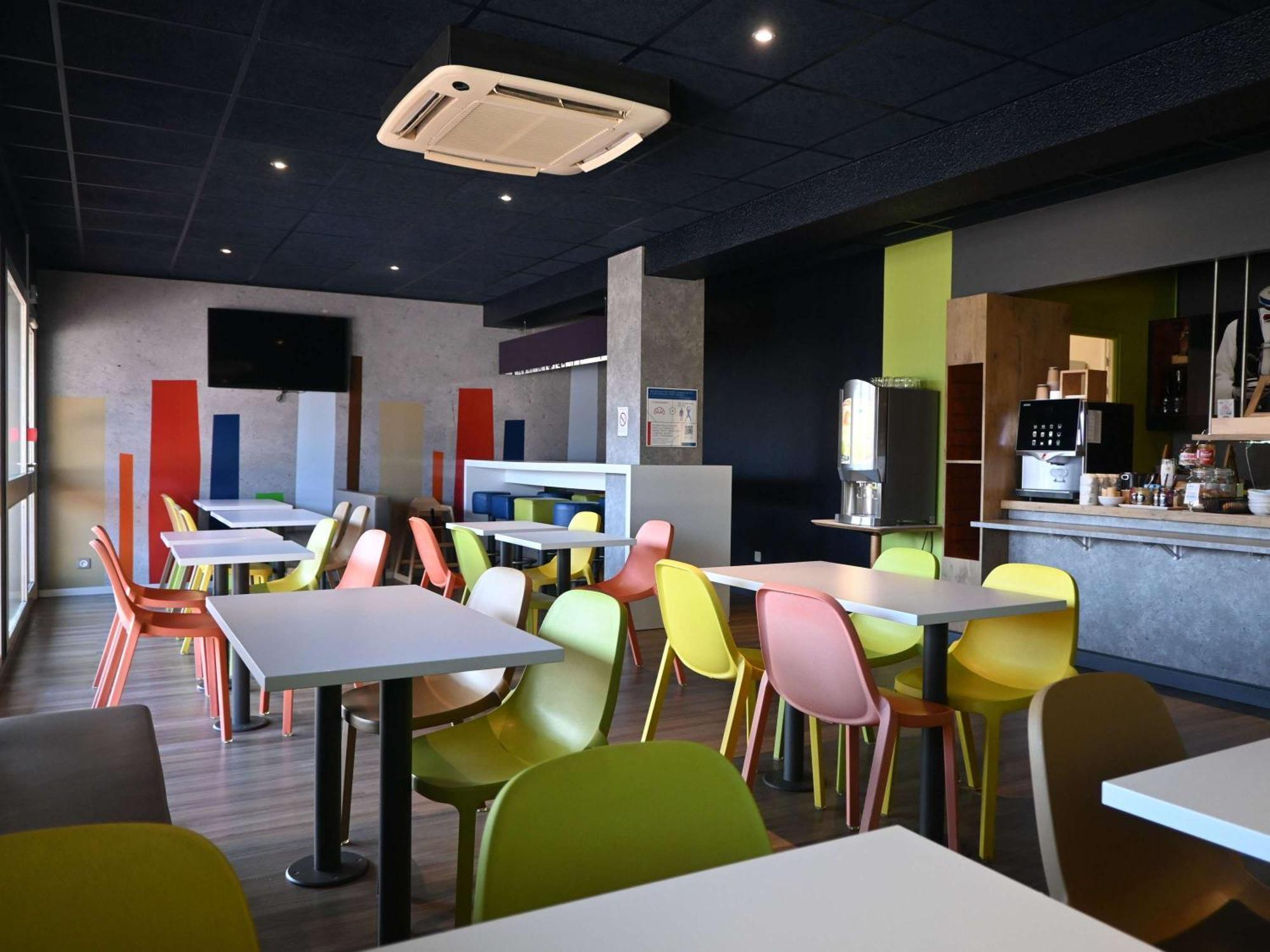 Hotel Ibis Budget Laval Bonchamp Les Laval Exterior photo
