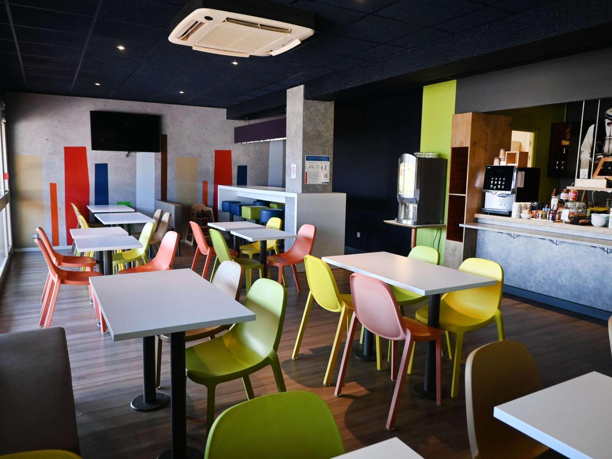 Hotel Ibis Budget Laval Bonchamp Les Laval Exterior photo
