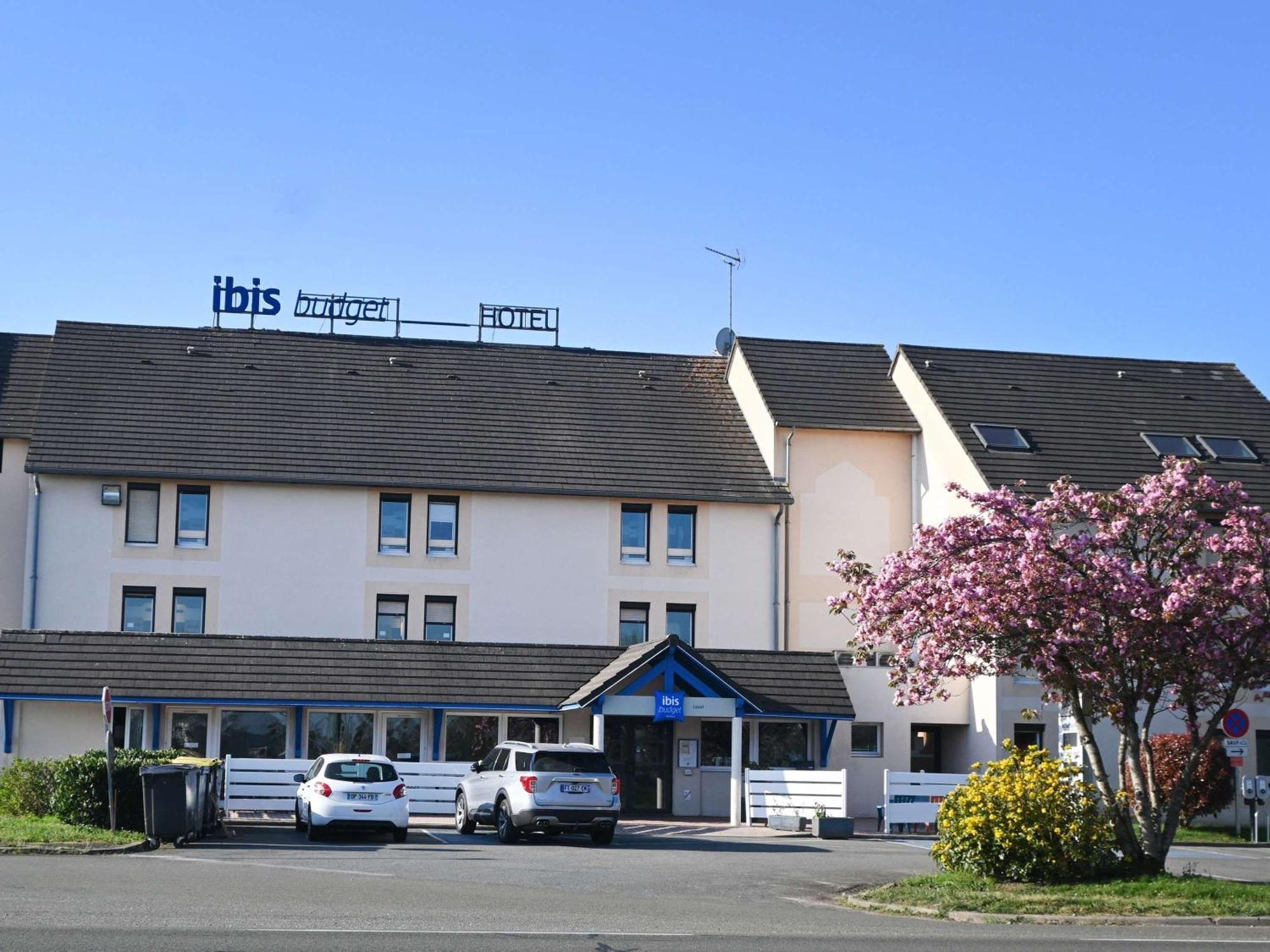 Hotel Ibis Budget Laval Bonchamp Les Laval Exterior photo
