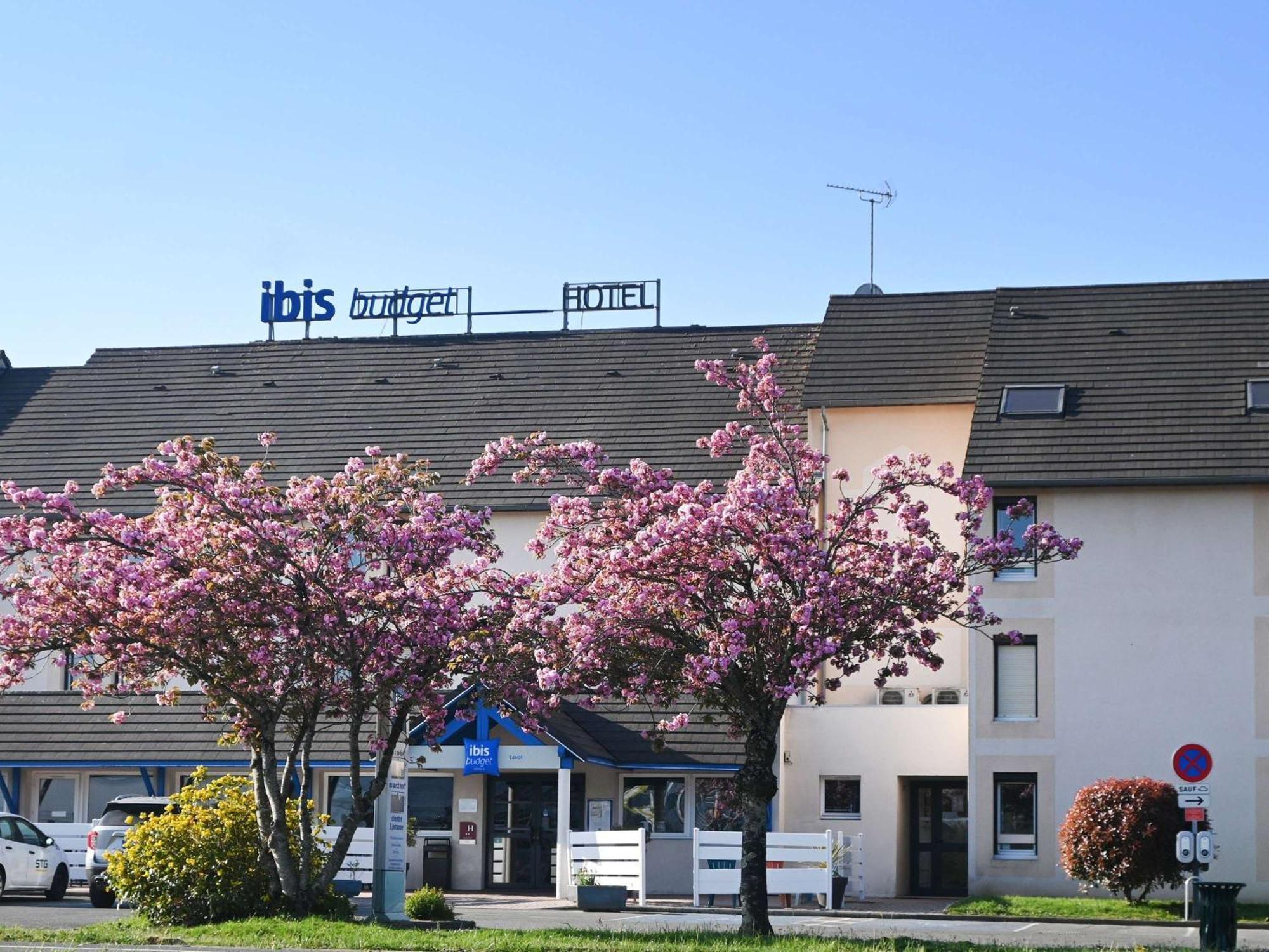 Hotel Ibis Budget Laval Bonchamp Les Laval Exterior photo